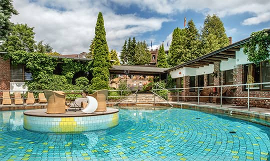 Runder Außenpool an sonnigem Tag