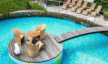 Außenpool von oben fotografiert