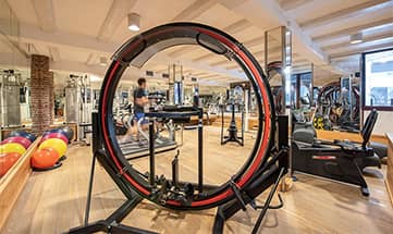 Rundes Fitnessgerät im Fitnesstudio