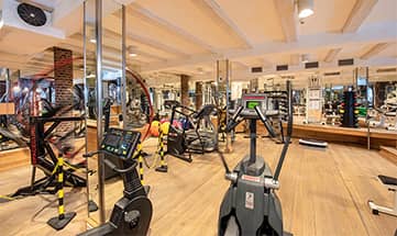 Eine Vielzahl moderner Sportgeräte im Fitnesstudio