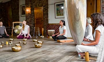 Eine Gruppe Menschen macht gemeinsam Qi Gong