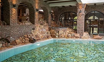 Schwimmbecken im Inneren des Hotels