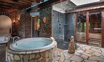 Runde Badewanne in der Pool Wellness Suite des Hotels