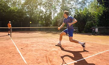 Paar spielt gemeinsam Tennis