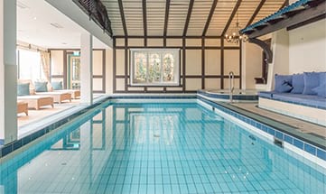 Großes indoor Schwimmbad