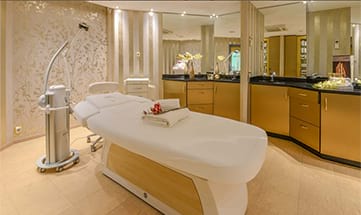 Anwendungsraum mit Liege und vielen Spiegeln