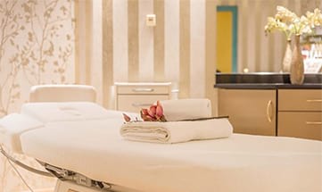 Massageliege im Anwendungsraum