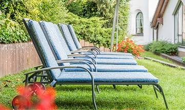 Mehrere Liegen im Garten