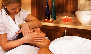 Frau genießt Gesichtsmassage