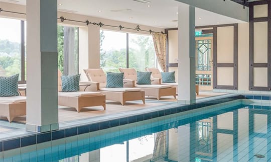 Indoor Pool Eine reihe von Liegen neben dem Indoor Pool