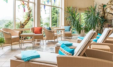 Ruheraum mit Liegen und Ausblick nach Draußen