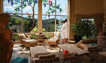 Paar genießt den Ausblick vom Spa aus