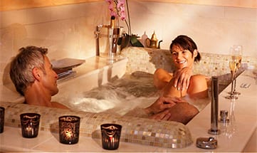 Paar entspannt gemeinsam bei einem romantischen Bad