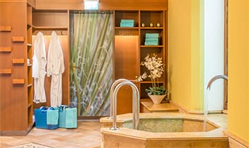 Saunabereich mit Bademänteln und kleinem Bad