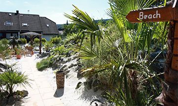 Strandfeeling im Garten mit echten Palmen