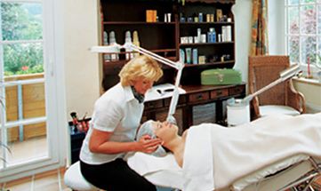 Frau erhält Kopfmassage