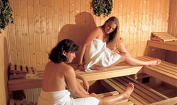 Zwei Frauen genießen einen Saunagang