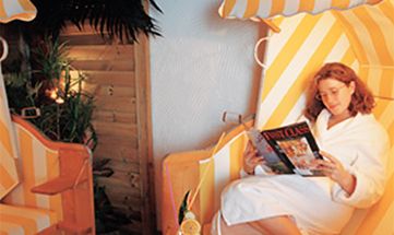 Frau entspannt im Strandkorb