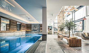 Innenpool und Sitgelegenheiten im Spa