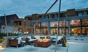 Kerzenlicht bei Sitzgelegenheiten im Garten