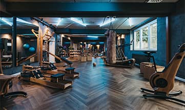 Moderne Sportgeräte im Fitnessraum