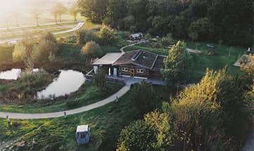 Luftaufnahme vom Garten mit Blockhaus