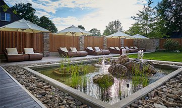 Teich mit kleinem Sprudel im Garten