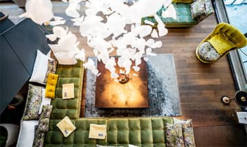 Blick von oben auf die Sitzgelegenheiten im Livingroom Spa