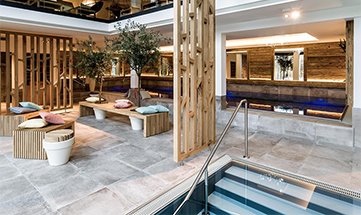 Gemütlich eingerichteter Ruheraum neben Indoor Pool