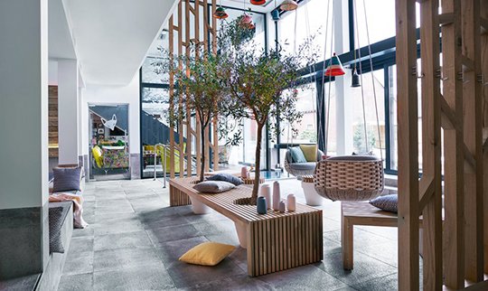 Zahlreiche Sitzgelegenheiten neben Indoor Pool