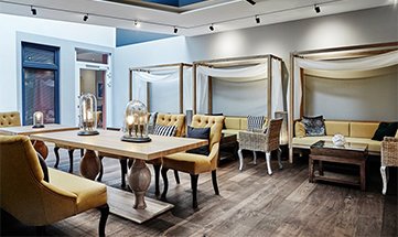 Tische und Stühle für Snack im Spa Bistro