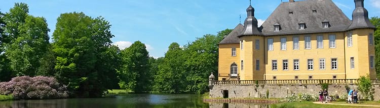 Panoramaaufnahme vom Schloss Dyck am Niederrhein in NRW