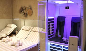 Eine beleuchtete Infrafortkabine in der Private Spa Suite
