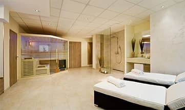 Sauna und Ruheliegen in der Private Spa Suite