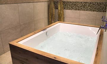 Eigener Whirlpool in der Private Spa Suite