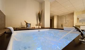 Blick vom Wasser des Whirlpools in der Private Spa Suite