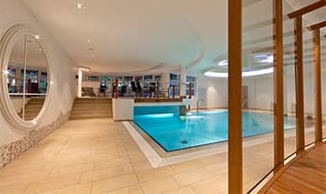 Schwimmbad von der Seite