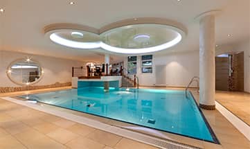 Das Schwimmbad des Hotels