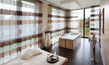 Heller Raum für Wellnessanwendungen mit Liege und Badewanne