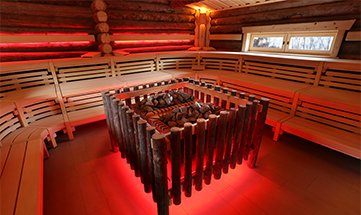 Rot erleuchtete Aufgusssauna