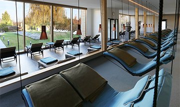 Dunkle Schwebeliegen in einem Ruheraum