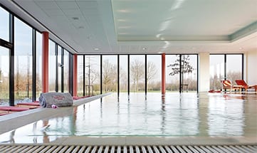Blick auf den Indoor Pool mit Aussicht nach draußen