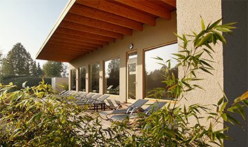 Blick auf den Ruheraum vom Garten aus