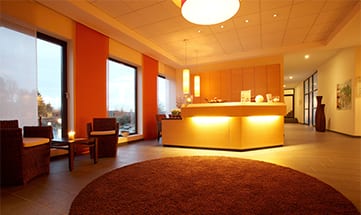 In orangen Licht erleuchtete Spa-Rezeption