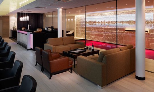 Restaurant mit Glassfassade zum Innenpool