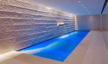 Blau beleuchteter Pool