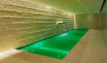 Grün beleuchteter Pool