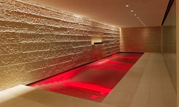 Rot beleuchteter Pool