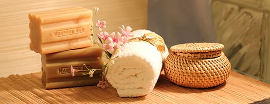 Laptop auf Holzschreibtisch vor Bücherregal